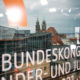 Ein Blick aus dem Fenster des Studios zeigt eine Kirche im Hintergrund